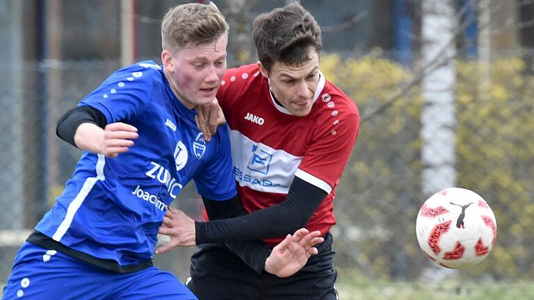 Pascal Straub (rechts, hier im Zweikampf mit Hannes Gensler vom SV Eichenhausen/Saal) brachte den FSV Hohenroth mit seinem Treffer zum 2:1 auf die Siegerstraße. Pascal Straub (rechts, hier im Zweikampf mit Hannes Gensler vom SV Eichenhausen/Saal) brachte den FSV Hohenroth mit seinem Treffer zum 2:1 auf die Siegerstraße.