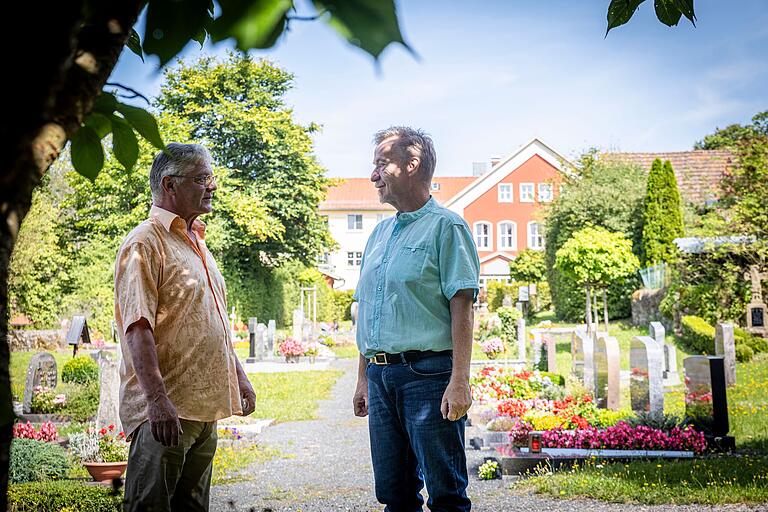Beim Gespräch auf dem Friedhof in Willmars kommen bei Klaus Spyra (links) und Hermann Ammon Erinnerungen hoch. Sie sind seit zwei Jahren in Kontakt, kämpfen gemeinsam um Aufarbeitung. Beim Gespräch auf dem Friedhof in Willmars kommen bei Klaus Spyra (links) und Hermann Ammon Erinnerungen hoch. Sie sind seit zwei Jahren in Kontakt, kämpfen gemeinsam um Aufarbeitung.