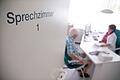 Hausarztpraxis       -  Die Zeit im Sprechzimmer ist oft knapp bemessen: Je präziser und vollständiger die Patienteninformationen sind, desto besser können die Ärzte damit arbeiten.