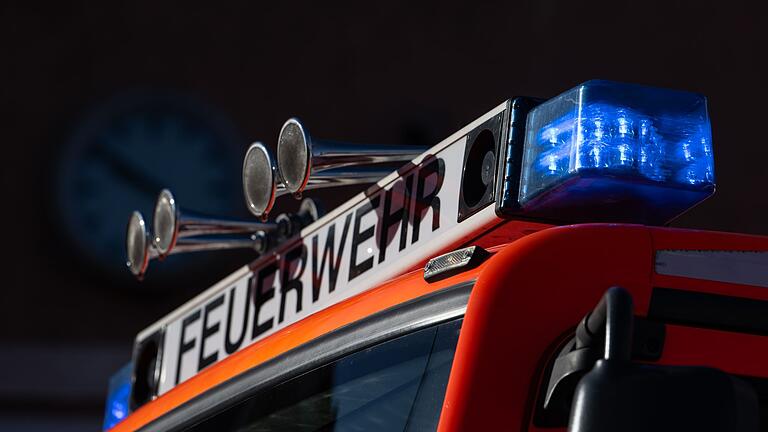 Feuerwehr Symbolbild       -  Eine Angestellte und zwei Gäste sind bei dem Brand leicht verletzt worden. (Symbolbild)