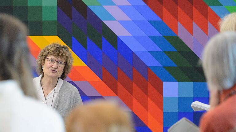 Vorbesichtigung der neuen Wechselausstellung
'Der Traum vom Raum. Victor Vasarely. Malerei' - Marlene Lauter erklärt im Museum im Kulturspeicher Victor Vasarelys Bild „Gestalt ville“ aus dem Jahr 1969. Vorbesichtigung der neuen Wechselausstellung
'Der Traum vom Raum. Victor Vasarely. Malerei' - Marlene Lauter erklärt im Museum im Kulturspeicher Victor Vasarelys Bild „Gestalt ville“ aus dem Jahr 1969.