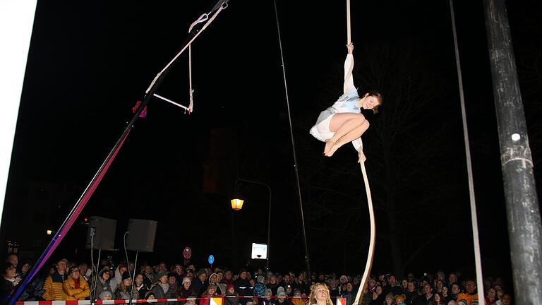 Rund 250 Zuschauer erleben am Samstagabend bei der Luftartistik-Schau in Volkach ein Fest für Augen und Ohren. Während am Marktplatz bei Live-Musik der Bär tanzt, präsentieren nur hundert Meter weiter in der Georg-Berz-Straße fünf junge Artisten eine spektakuläre Schau. Turnerische Glanzpunkte in luftiger Höhe faszinierten das Publikum.