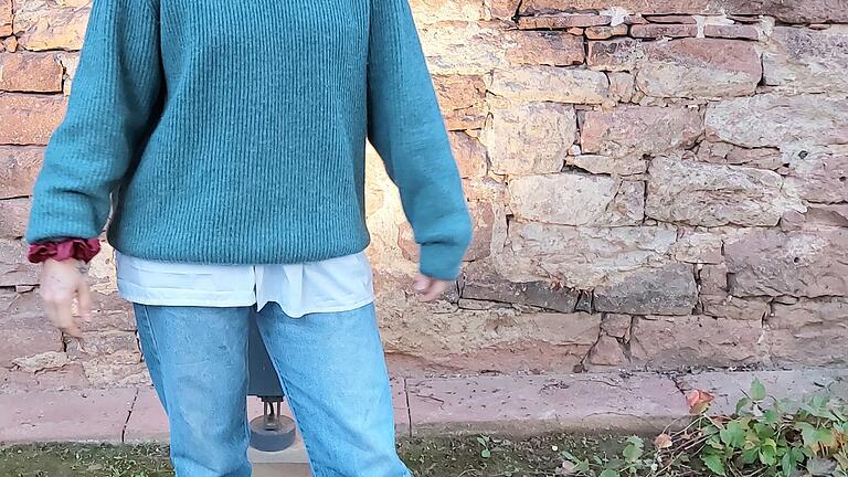 An kalten Tagen kombiniert Franziska Bader ein weißes Baumwollhemd und einen Wollpulli in Grünblau zu Jeans und Sneakers. An kalten Tagen kombiniert Franziska Bader ein weißes Baumwollhemd und einen Wollpulli in Grünblau zu Jeans und Sneakers.