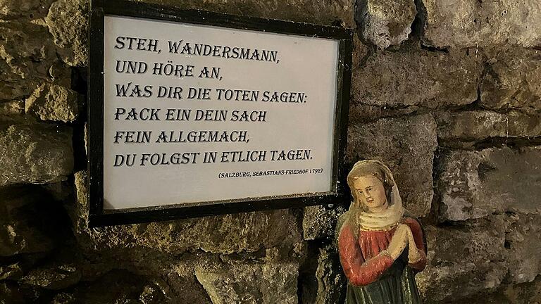 Sei dem Tod stets gewahr, Mensch! So in etwa lassen sich diese Worte aus dem Iphöfer Beinhaus in moderne Sprache übersetzen.