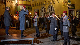 Bundeswehr lädt ein zur Indienststellung und Verleihung des Beinamens 'Mainfranken' an das schwere Logistikbataiollon 467.
Das Heeresmusikkorps Veitshöchheim spielt eine Serenade auf dem Marktplatz in Volkach.