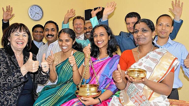 Ayurveda ist spitze! Das vermittelt das Team aus Indien, welches die traditionelle Heilkunst nun auch im Reha- und Präventionszentrum Bad Bocklet anbietet. Im Bild (von links) Ebba-Karina Sander, Pater Raja, Therapeut Jijy und seine Kolleginnen (vorn) Neethumol, Dr. Ansheena und Sherly. (Hinten) Klinikchef Harald Barlage, Therapeut Joby, Sebastian Pleick von der Geschäftsführung und Dr. Joseph Sajan.