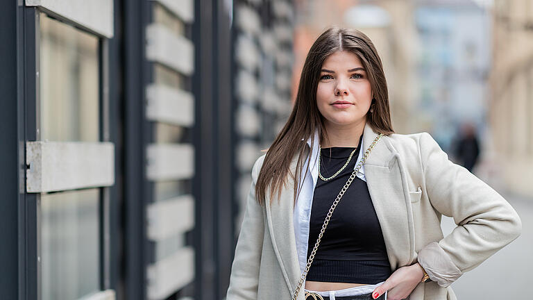 Sarah Dörflein, 20 Jahre, Zahnmedizinische Fachangestellte aus der Region Schweinfurt-Haßberge: 'Ich bin gegen eine Wehrpflicht. Der Wehrdienst sollte freiwillig sein. Man müsste den Wehrdienst und den Sozialdienst in erweiterten Bereichen ausüben können, wie z.B. in der Medizin, wie z.B. durch verlängerte Praktika, um dadurch mehr Interesse für verschiedene Berufsgruppen herzustellen. Man sollte es offener gestalten. Es ist auch wichtig eine Art BAföG zu bekommen, damit die jungen Leute einen gewissen Lebensstandard halten können und es so attraktiver wird.'