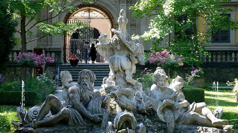 Der Brunnen im Park des Würzburger Juliusspitals ist Treffpunkt für die 'Schlenderweinprobe'. Der Brunnen im Park des Würzburger Juliusspitals ist Treffpunkt für die 'Schlenderweinprobe'.