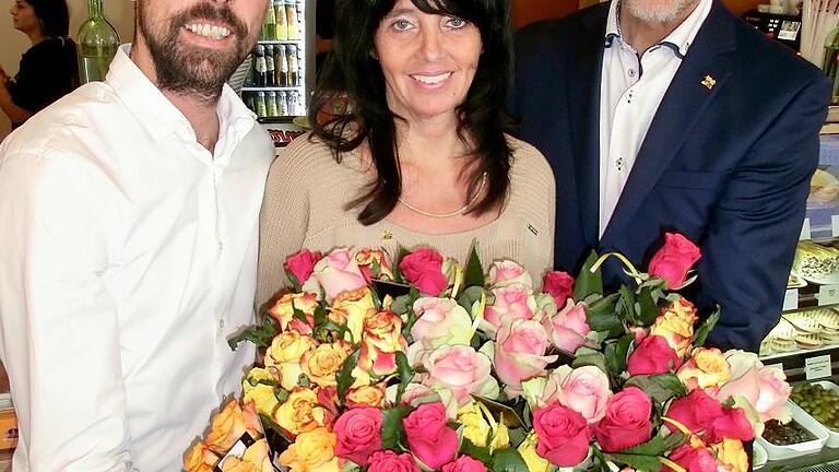 Claudia Amberger-Berkmann hatte gleich mehrere Gründe zum Feiern. Zum Geburtstag gratulierte Ottolina-Gesellschafter Marco Menestrina (rechts), der für die Cafés und Vertriebsstätten des Mailänder Edel-Kaffeehändlers verantwortlich ist. Links im Bild ist Davide Scarpa, Geschäftsführer des Ottolina in Würzburg. FOTO Herbert Kriener