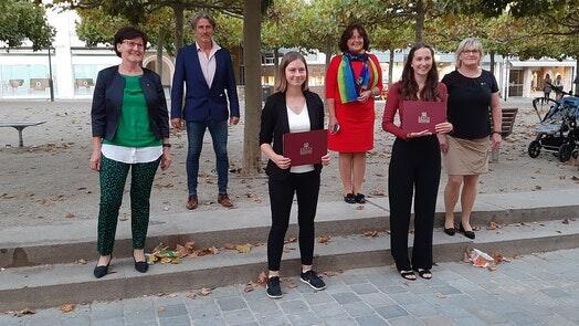 Im Anschluss an die Preisverleihung präsentieren sich die Gewinnerinnen mit ihren Urkunden: Alicja Ebert (3. Preis) und Helen Sesterhenn (1. Preis) umrahmt (von links) von Maria Albert-Wirsching (YWPA-Beauftragte des Clubs), Klemens Alfen (Direktor des Alexander-von-Humboldt-Gymnasiums), Maria Vollmuth (Vize Direktorin AvH), sowie die Präsidentin des Clubs Doris Engelhardt Im Anschluss an die Preisverleihung präsentieren sich die Gewinnerinnen mit ihren Urkunden: Alicja Ebert (3. Preis) und Helen Sesterhenn (1. Preis) umrahmt (von links) von Maria Albert-Wirsching (YWPA-Beauftragte des Clubs), Klemens Alfen (Direktor des Alexander-von-Humboldt-Gymnasiums), Maria Vollmuth (Vize Direktorin AvH), sowie die Präsidentin des Clubs Doris Engelhardt