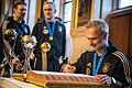 U-17-Nationaltrainer Christian Wück (rechts) sowie seine Co-Trainer um Jens Nowotny (links) und Rainer Zietsch durften sich am Montag ins Goldene Buch der Stadt Frankfurt eintragen.