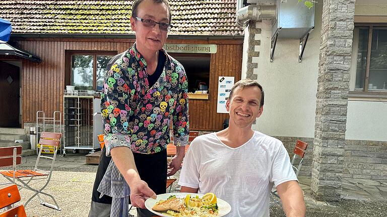 Wirt Michael Hoffmann serviert Gast Thorsten Thalmann im Biergarten des Obernbreiter 'Schönblicks' Lachs mit Tagliatelle. Normalerweise gilt dort Selbstbedienung. Ist nicht viel los, macht der Chef auch mal eine Ausnahme.