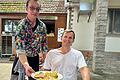 Wirt Michael Hoffmann serviert Gast Thorsten Thalmann im Biergarten des Obernbreiter 'Schönblicks' Lachs mit Tagliatelle. Normalerweise gilt dort Selbstbedienung. Ist nicht viel los, macht der Chef auch mal eine Ausnahme.
