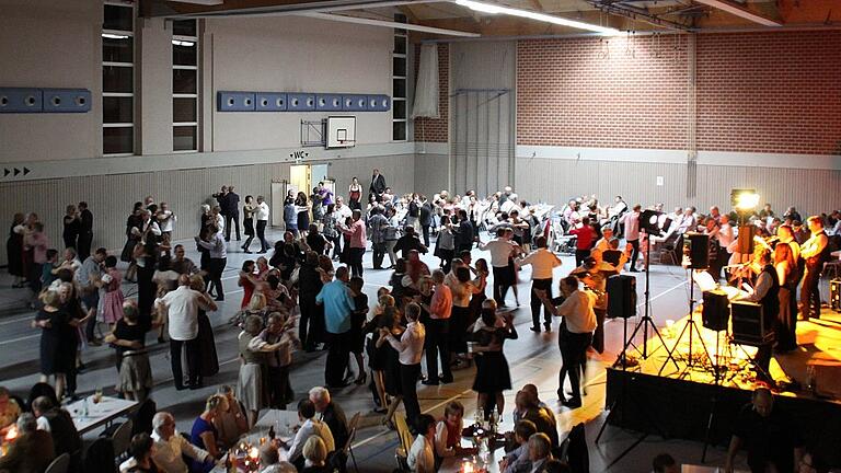 Die Band „Andorras” spielte beim Erntedankball in Zeil auf. Die Besucher, darunter viele leidenschaftliche Tänzer, ließen sich nicht lange zu Foxtrott, Jive, Rumba oder Tango bitten. Die Band „Andorras” spielte beim Erntedankball in Zeil auf. Die Besucher, darunter viele leidenschaftliche Tänzer, ließen sich nicht lange zu Foxtrott, Jive, Rumba oder Tango bitten.
