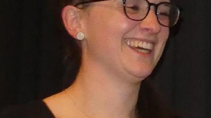 Zum Abschied sang der Chor für seine Leiterin Anja Jäger das Lied &bdquo;Lean on me&ldquo;, das er heimlich einstudiert hatte.