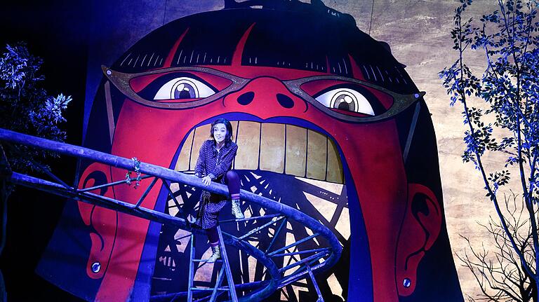 Das moderne Häuschen der Knusperhexe gleicht einem Fahrgeschäft auf dem Rummel. Die Oper 'Hänsel und Gretel' feierte am Mainfranken Theater Premiere. Das moderne Häuschen der Knusperhexe gleicht einem Fahrgeschäft auf dem Rummel. Die Oper 'Hänsel und Gretel' feierte am Mainfranken Theater Premiere. 