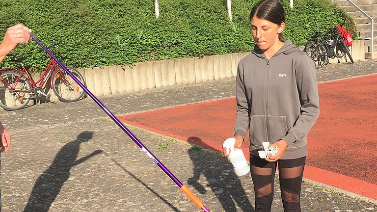 Desinfektionsmittel auf den Speer: Kayra Toka von der LG Main-Spessart versprüht die Flüssigkeit auf ihr Sportgerät. Desinfektionsmittel auf den Speer: Kayra Toka von der LG Main-Spessart versprüht die Flüssigkeit auf ihr Sportgerät.