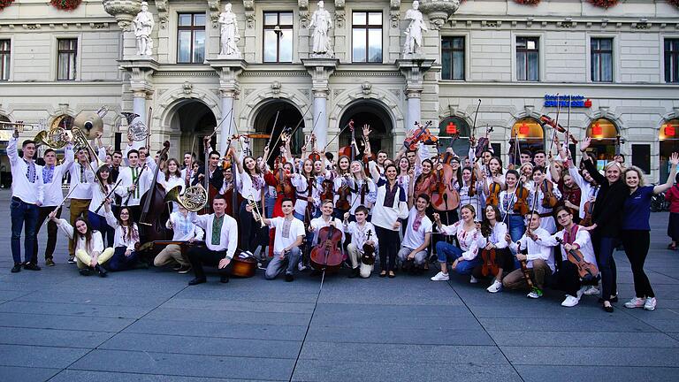 Das Jugendsinfonieorchester der Ukraine in Graz im Jahr 2019. Rechts im Bild die Ukrainerin Alexandra Darian. Das Jugendsinfonieorchester der Ukraine in Graz im Jahr 2019. Rechts im Bild die Ukrainerin Alexandra Darian.