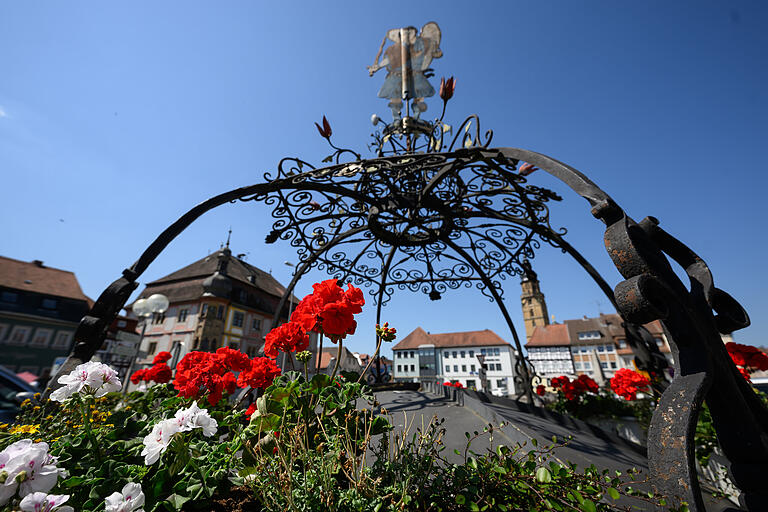 Start und Ziel der Tour ist der Marktplatz in Bad Königshofen. Am Ende der Tour kann man hier mit einer Bratwurst für moderate 2,60 Euro den Energiehaushalt wieder ausgleichen. Start und Ziel der Tour ist der Marktplatz in Bad Königshofen. Am Ende der Tour kann man hier mit einer Bratwurst für moderate 2,60 Euro den Energiehaushalt wieder ausgleichen.