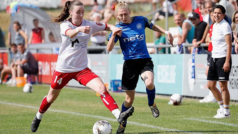 Lea Schrenk (links) von den Würzburger Kickers beim Landespokal-Finale im Mai im Duell mit Milena Proske vom Ligakonkurrenten FFC Wacker München. Die Kickers-Frauen haben gegen den FFC Hof ihr Auftaktspiel in der Fußball-Regionalliga Süd verloren. Lea Schrenk (links) von den Würzburger Kickers beim Landespokal-Finale im Mai im Duell mit Milena Proske vom Ligakonkurrenten FFC Wacker München. Die Kickers-Frauen haben gegen den FFC Hof ihr Auftaktspiel in der Fußball-Regionalliga Süd verloren.