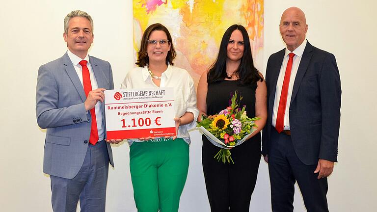 Spendenübergabe: (von links) Peter Schleich (Vorstandsvorsitzender der Sparkasse Schweinfurt-Haßberge), Anja Hegen (Einrichtungsleiterin des Hauses Ebern), Sabine Thiel (Fundraising-Referentin Rummelsberger Diakonie) und der Leiter des Private Banking der Sparkasse, Erich Kuhn. Spendenübergabe: (von links) Peter Schleich (Vorstandsvorsitzender der Sparkasse Schweinfurt-Haßberge), Anja Hegen (Einrichtungsleiterin des Hauses Ebern), Sabine Thiel (Fundraising-Referentin Rummelsberger Diakonie) und der Leiter des Private Banking der Sparkasse, Erich Kuhn.