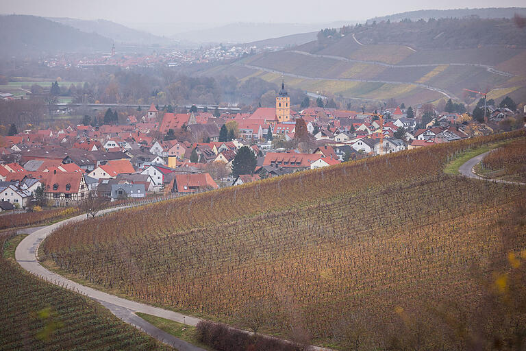 Blick über die Weinberge auf Sommerhausen. Blick über die Weinberge auf Sommerhausen.