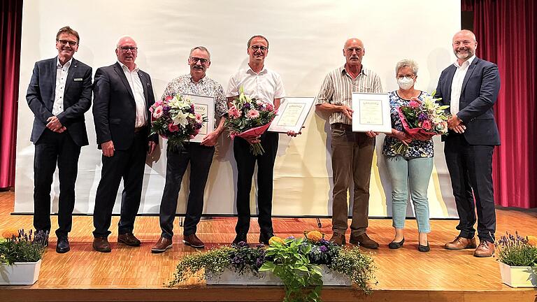 Die Raiffeisenbank blickte auf das Geschäftsjahr 2021 zurück. Auf dem Foto (von links) : Norbert Dorbath, Peter Stichler, Axel Seidenspinner, Theo Kiesel, Egdar und Hannelore Metz sowie Vorstand Christian Bauer.