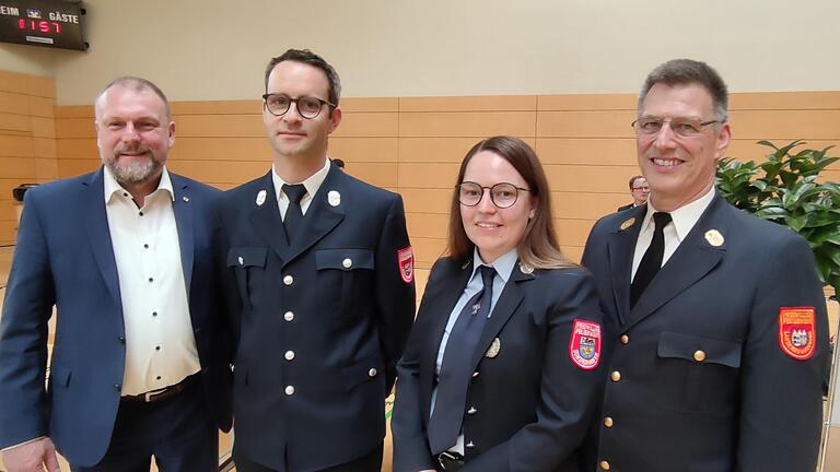 Neue Gesichter in der Landkreisfeuerwehr: von links Landrat Thomas Eberth, der neue Kreisbrandmeister in der Inspektion Süd Christian Kollert, die Frauenbeauftragte für den Kreisfeuerwehrverband Sabrina Eck und Kreisbrandrat Michael Reitzenstein. Neue Gesichter in der Landkreisfeuerwehr: von links Landrat Thomas Eberth, der neue Kreisbrandmeister in der Inspektion Süd Christian Kollert, die Frauenbeauftragte für den Kreisfeuerwehrverband Sabrina Eck und Kreisbrandrat Michael Reitzenstein.