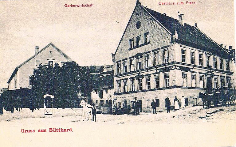 Die Postkarte zeigt die Ansicht Gasthauses zur Zeit der Kutschen mit (links) dem Biergarten den Kastanienbäumen von denen zwei zu mächtigen Exemplaren herangewachsen sind. Die Postkarte zeigt die Ansicht Gasthauses zur Zeit der Kutschen mit (links) dem Biergarten den Kastanienbäumen von denen zwei zu mächtigen Exemplaren herangewachsen sind.