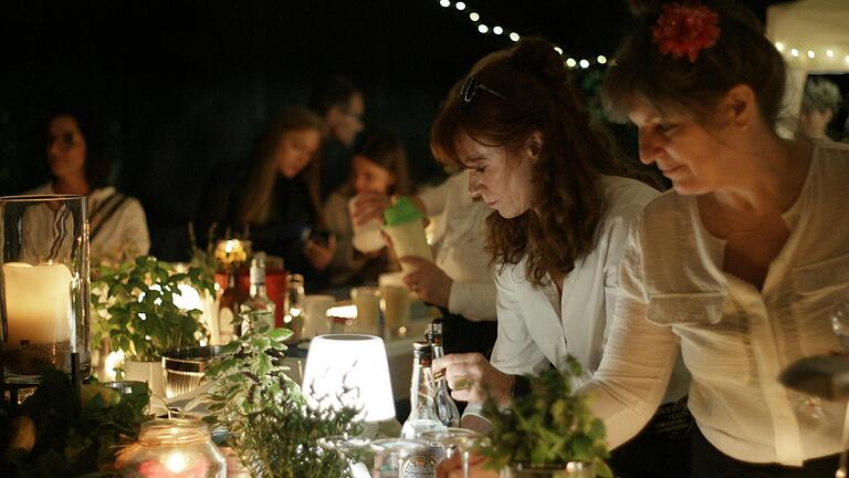Die Tätsch’r-Frauen zauberten wieder im stilvollem Ambiente originelle Cocktails. - Die Tätsch’r-Frauen zauberten wieder im stilvollem Ambiente originelle Cocktails. Die Tätsch’r-Frauen zauberten wieder im stilvollem Ambiente originelle Cocktails. - Die Tätsch’r-Frauen zauberten wieder im stilvollem Ambiente originelle Cocktails.