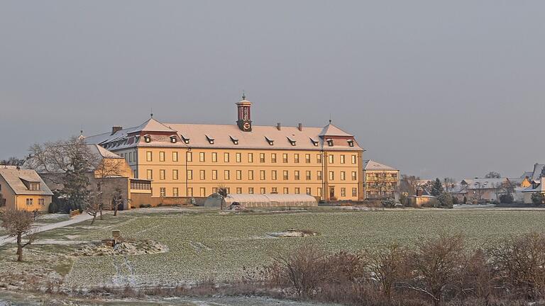 Imposant, aber heute fast leer: Das Kloster Heidenfeld steht zum Verkauf. Doch der Plan eines Investors, dort ein neuartiges Demenz-Hotel einzurichten, ist gescheitert (Archivfoto). Imposant, aber heute fast leer: Das Kloster Heidenfeld steht zum Verkauf. Doch der Plan eines Investors, dort ein neuartiges Demenz-Hotel einzurichten, ist gescheitert (Archivfoto).