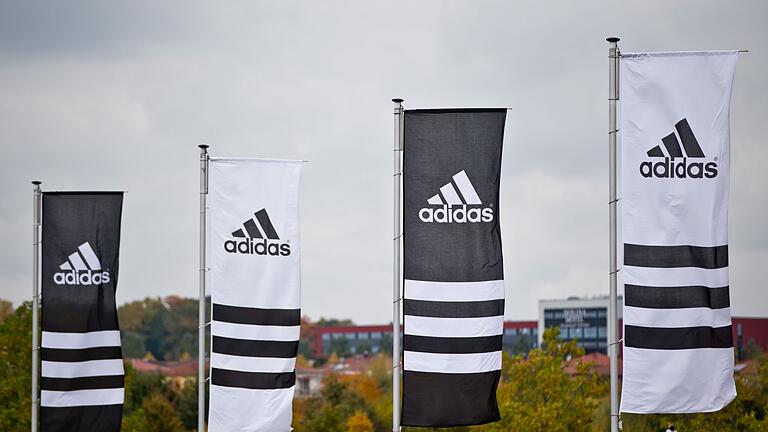 Adidas       -  Adidas befindet sich nach eigenen Angaben mit den Zollbehörden seit Jahren &bdquo;im Austausch&rdquo; zu dem bekannten Sachverhalt. (Archivbild)