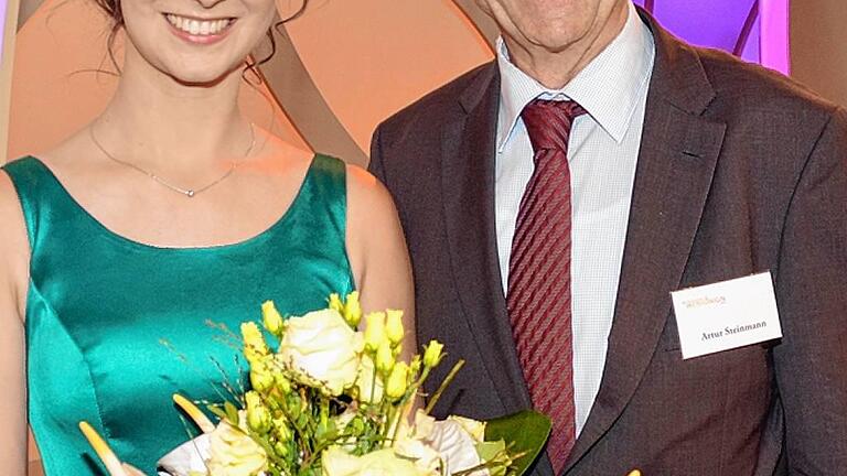Christina Schneiders Wunsch erfüllte sich in Mainz       -  &bdquo;Es ist das beste Ergebnis, was es hätte sein können&ldquo;, jubelte Christina Schneider. Sie ist Deutsche Weinprinzessin und sie kann damit Fränkische Weinkönigin bleiben. Nachfolgerin von Josefine Schlumberger als 68. Deutsche Weinkönigin wurde Lena Endesfelder vom der Mosel.  In einem äußerst spannenden Finale wählte die Fachjury (78 Personen) in der Mainzer Rheingoldhalle vor 1300 Zuschauern Lena Endesfelder (Mosel) zur Deutschen Weinkönigin. Christina Schneider aus Nordheim (Lkr. Kitzingen) wurde wie Mara Walz (Württemberg) Deutsche Weinprinzessin. Damit ging Christina Schneiders Wunsch in Erfüllung: nämlich sowohl den deutschen als auch den fränkischen Wein zu vertreten. Das Amt der Fränkischen Weinkönigin ist ihr nach eigenen Worten sehr ans Herz gewachsen. Und auch der Fränkische Weinbaupräsident Artur Steinmann ist überglücklich, sie weiterhin als Frankens Weinrepräsentantin zu haben. &bdquo;Sie waren so klasse wieder. Es war &ndash; einfach großartig&ldquo;, kleidete Steinmann seine Gefühle in Worte.Einen Moment lang hatte Steinmann tatsächlich Angst gehabt, sie zu verlieren. Denn die 22-Jährige Master-Studentin der Psychologie hatte wie im Vorentscheid wieder einen starken Auftritt auf der Bühne.   Zusammen mit Mara Walz, Louisa Follrich (Rheingau), Anja Antes (Hessische Bergstraße), Lena Endesfelder und Clarissa Peitz (Nahe) hatte sie es ins Finale geschafft und nach einer ersten Entscheidung der Jury auch ins große Finale unter die letzten Drei. Dort entschieden letztlich Nuancen, vor allem in der Rede über sich selbst. Hier hatte die Nordheimerin ihre Eigenschaften mit verschiedenen Rebsorten verglichen. Christina Schneider, die ihre Krone von der scheidenden Deutschen Weinprinzessin Caroline Guthier erhielt, gab wie versprochen ihr Bestes im Finale, das live im SWR-Fernsehen übertragen wurde. Lautstark wurde sie dabei von einer großen Fangruppe unterstützt, die im Bus, aber auch privat angereist waren.  Vor laufenden Kameras musste sie bei einer verdeckten Weinprobe den Wein beschreiben, die Rebsorte erkennen und dem richtigen Anbaugebiet zuordnen. Dies gelang der Fränkischen Weinkönigin aber perfekt. Sie tendierte zu einem Riesling, wägte kurz ab, ob es nicht doch noch ein Weißburgunder sein könnte, blieb aber bei einem Riesling vom Mittelrhein und hatte Recht. Ebenso sicher war ihre Rede zur Eröffnung der Weinmesse in Berlin. Die Besonderheit: Der Sponsor war der Verband der Deutschen Sanitärhersteller, weswegen sie die komplizierten Begriffe Klopapierrollenhalter, Fallrohrmuffe, Spülkasten und Mischbatterie einbauen musste, was ihr auf charmante Art und Weise gelang.   In der Raterunde &bdquo;Was bin ich&ldquo; galt es, mit geschickten Fragen weinbezogene Berufe herauszufinden. Christina und ihre Mitkandidatin Clarissa Peitz mussten auf die Person der Berliner Weinkönigin kommen. Es klappte in letzter Sekunde.