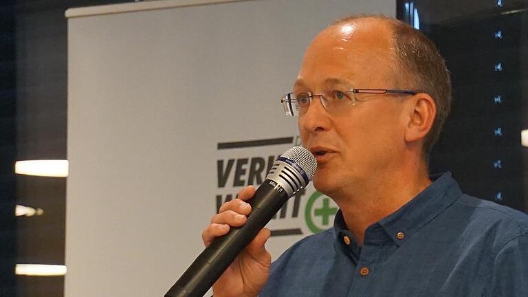 Mark Vollrath, Professor der Ingenieur- und Verkehrspsychologie an der Universität Braunschweig sprach am Freitagnachmittag auf der DVW-Fachtagung „Drogenmissbrauch im Straßenverkehr“ im Konferenzzentrum Novum in der Schweinfurter Straße in Würzburg. Mark Vollrath, Professor der Ingenieur- und Verkehrspsychologie an der Universität Braunschweig sprach am Freitagnachmittag auf der DVW-Fachtagung „Drogenmissbrauch im Straßenverkehr“ im Konferenzzentrum Novum in der Schweinfurter Straße in Würzburg.