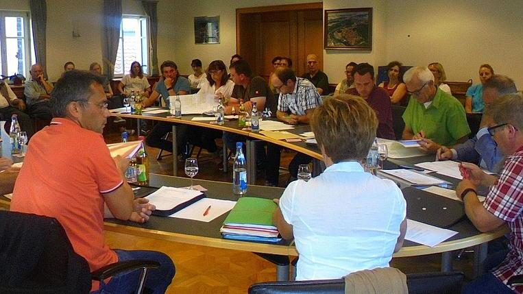 Die Sitzung des Nordheimer Gemeinderates am Montagabend bei der der geplante Sand- und Kiesabbau in der Au abgelehnt wurde, stieß auf großes Zuhörer-Interesse. Die Sitzung des Nordheimer Gemeinderates am Montagabend bei der der geplante Sand- und Kiesabbau in der Au abgelehnt wurde, stieß auf großes Zuhörer-Interesse.