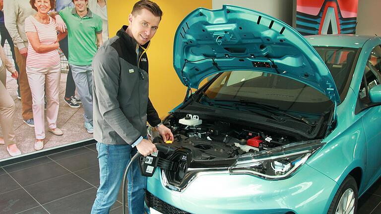 Andreas Schubert vor einem Zoe, dem Verkaufsschlager unter den Renault-Elektroautos.