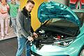 Andreas Schubert vor einem Zoe, dem Verkaufsschlager unter den Renault-Elektroautos.