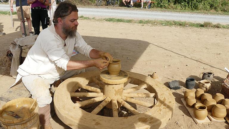 Ein Töpfer mit frühmittelalterlichen Arbeitstechniken zeigte am Grabungsfest die Handwerkskunst. Ein Töpfer mit frühmittelalterlichen Arbeitstechniken zeigte am Grabungsfest die Handwerkskunst.