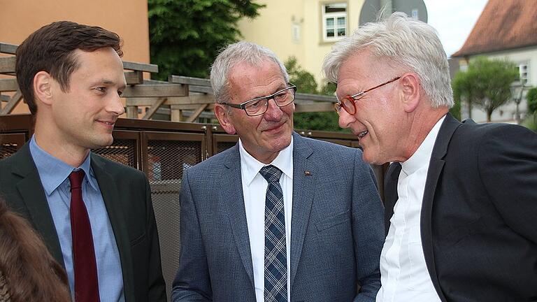 Landesbischof Heinrich Bedford-Strohm (rechts) im Gespräch mit dem inzwischen emeritierten Domkapitular Jürgen Lenssen und Landrat Florian Töpper (links). Landesbischof Heinrich Bedford-Strohm (rechts) im Gespräch mit dem inzwischen emeritierten Domkapitular Jürgen Lenssen und Landrat Florian Töpper (links).