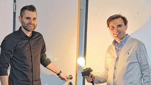 Wenn die Tür aufgeht, geht das Licht an. Felix Zösch (links) und Sebastian Sahlender demonstrieren die Wenn-dann-Schaltung. Wenn die Tür aufgeht, geht das Licht an. Felix Zösch (links) und Sebastian Sahlender demonstrieren die Wenn-dann-Schaltung.