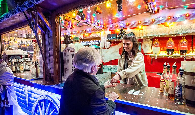 Reporterin Lisa Marie Waschbusch arbeitet auf dem Weihnachtsmarkt in einem Glühweinstand mit. Reporterin Lisa Marie Waschbusch arbeitet auf dem Weihnachtsmarkt in einem Glühweinstand mit. 