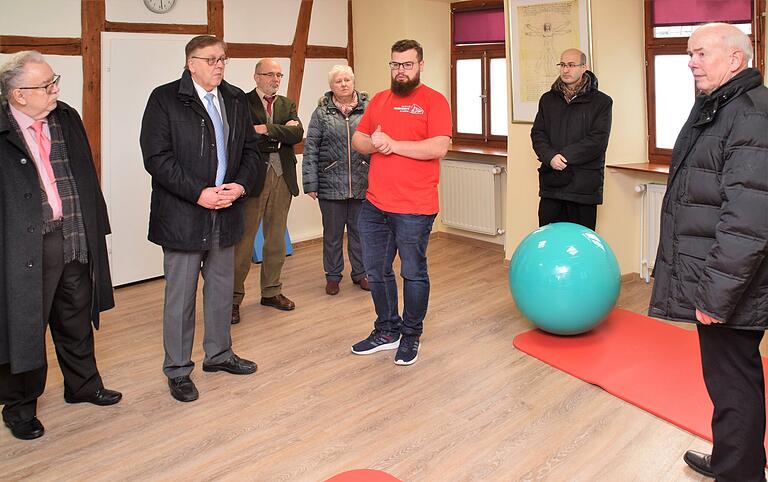 Lutz Kemmer (Dritter von rechts) stellte seine noch junge Physiotherapiepraxis vor. Lutz Kemmer (Dritter von rechts) stellte seine noch junge Physiotherapiepraxis vor.