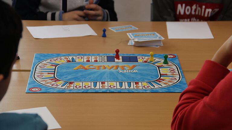 Spieleklassiker wie 'Activity' sind Teil der Spieleausstattung, die in der Auen-Grundschule in Schweinfurt nun regelmäßig auf den Tisch kommen soll.