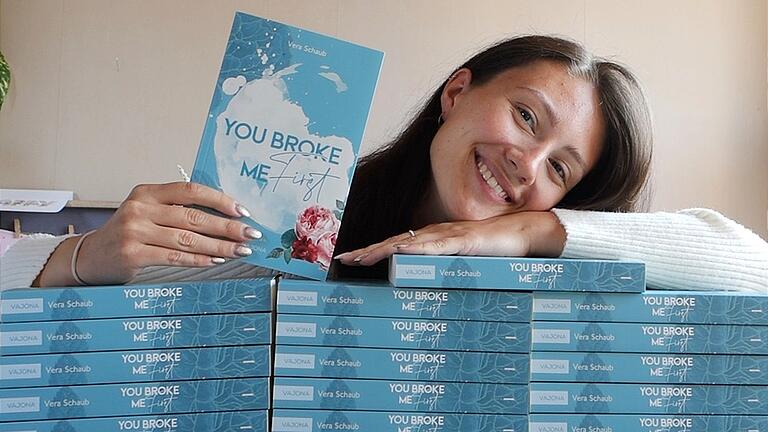 Die Autorin Vera Schaub aus Kreuzwertheim hat ihr zweites Buch "You Broke Me First" veröffentlicht. Die Autorin Vera Schaub aus Kreuzwertheim hat ihr zweites Buch "You Broke Me First" veröffentlicht.