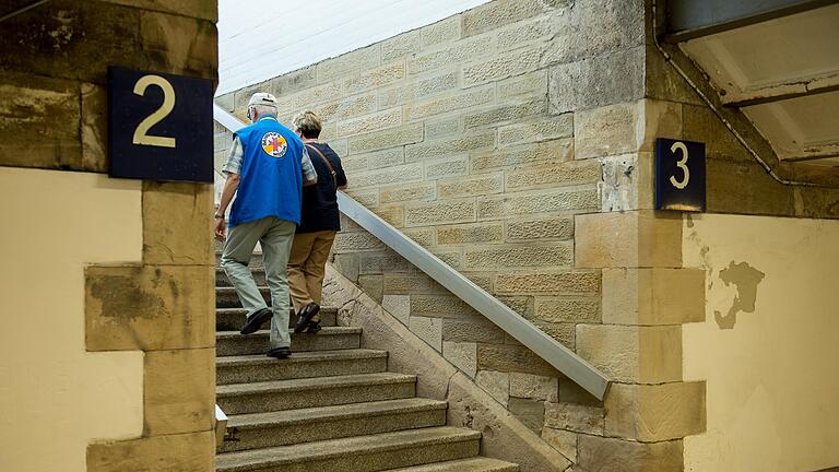 Zu den Aufgaben der Bahnhofsmission gehört etwa auch die Reisebegleitung hilfsbedürftiger Menschen. Zu den Aufgaben der Bahnhofsmission gehört etwa auch die Reisebegleitung hilfsbedürftiger Menschen. 