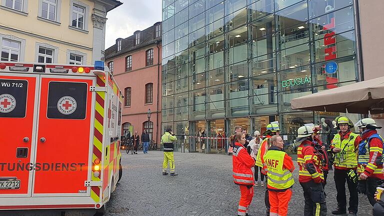 Wegen eines Gefahrstoffaustritts musste das Kaufhaus Wöhrl in der Würzburger Innenstadt am Donnerstagmittag geräumt werden. Wegen eines Gefahrstoffaustritts musste das Kaufhaus Wöhrl in der Würzburger Innenstadt am Donnerstagmittag geräumt werden.