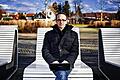 Lustigsein auf Knopfdruck: der Comedyautor Andreas Kramer an seinem Lieblingsarbeitsplatz am Main in Kitzingen.