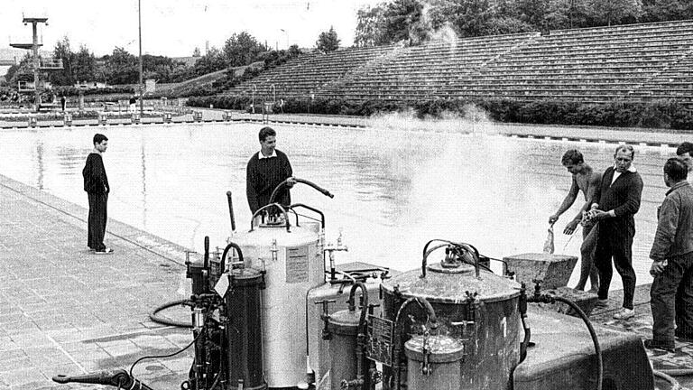 Dallenbergbad       -  Aus der Geschichte des Dallenbergbads: Mit einer Ölheizung hat man im kalten Juni 1965 versucht, die Wassertemperatur von 16 auf 24 Grad zu bringen. Seit 1993 gibt es eine Solarheizung.