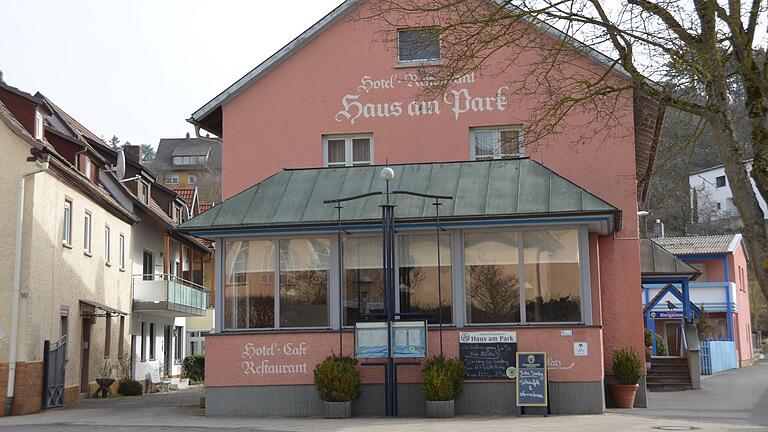 Das 'Haus am Park' in Mühlbach. Seit 1986 wird es von der Familie Brückner geführt. Wegen der Corona-Pandemie bietet sie aktuell Essen zum Mitnehmen an.