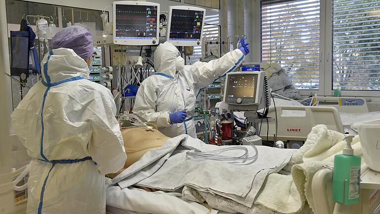 Medizinisches Personal in Schutzkleidung arbeitet auf einer Intensivstation, wo Patienten mit Covid-19-Erkrankung versorgt werden. Das Symbolfoto entstand in Tschechien. Medizinisches Personal in Schutzkleidung arbeitet auf einer Intensivstation, wo Patienten mit Covid-19-Erkrankung versorgt werden. Das Symbolfoto entstand in Tschechien.